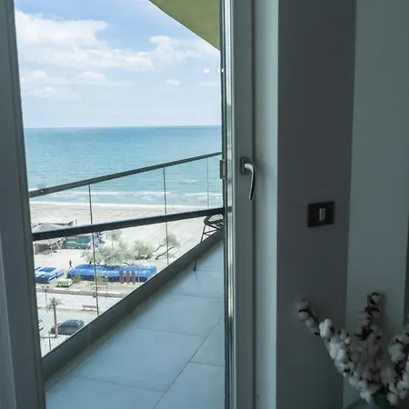 Blue Horizon-8th Floor, Alezzi Apartament *